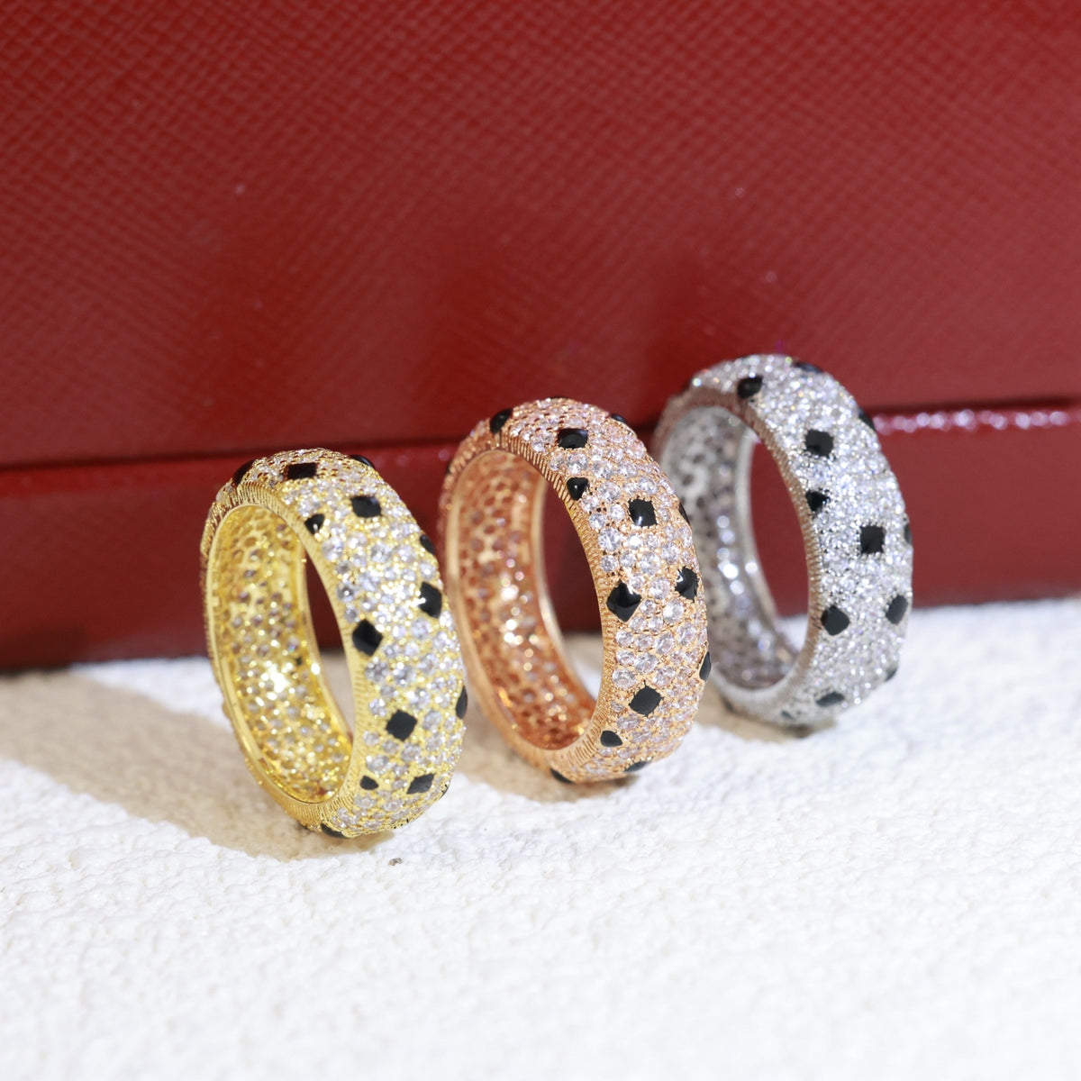 Spotted Panther Band Ring - detail view