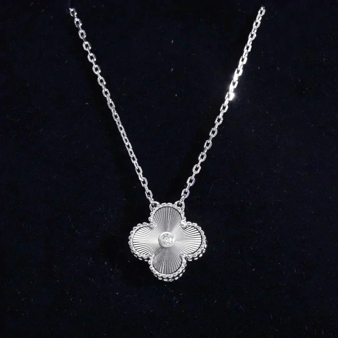 [Avelora Jewelry ]CLOVER  15MM DIAMOND LASER NECKLACE SILVER