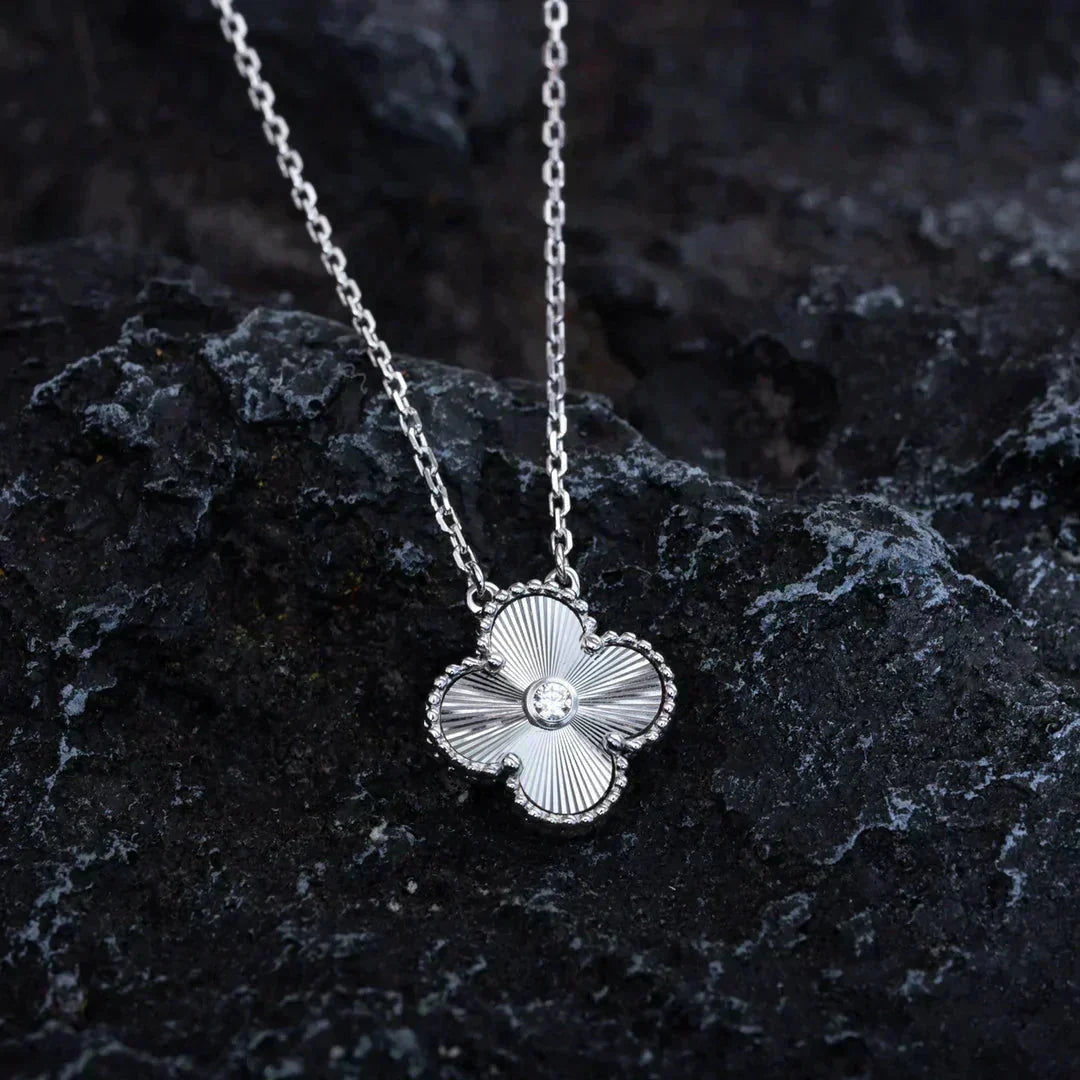 [Avelora Jewelry ]CLOVER  15MM DIAMOND LASER NECKLACE SILVER