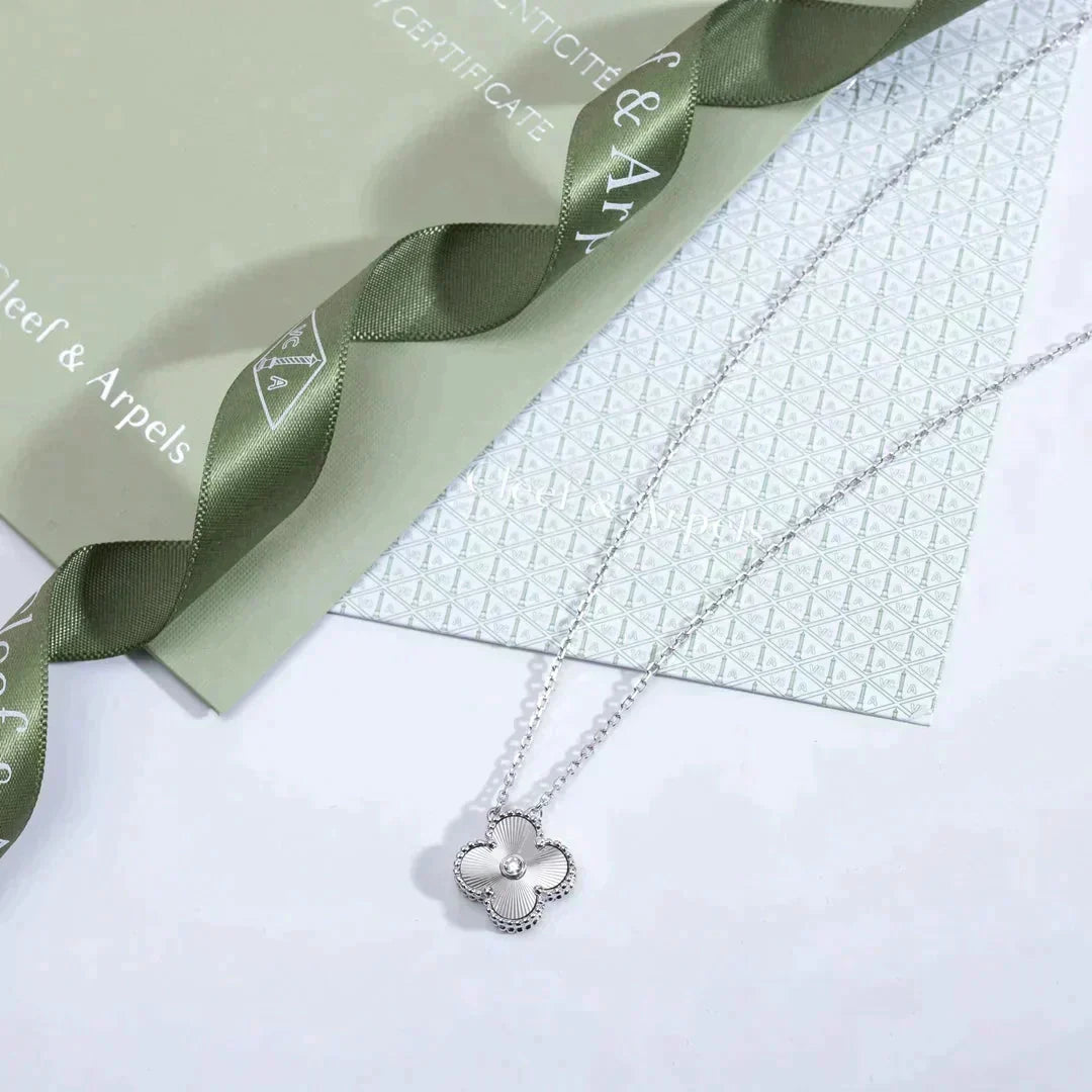 [Avelora Jewelry ]CLOVER  15MM DIAMOND LASER NECKLACE SILVER