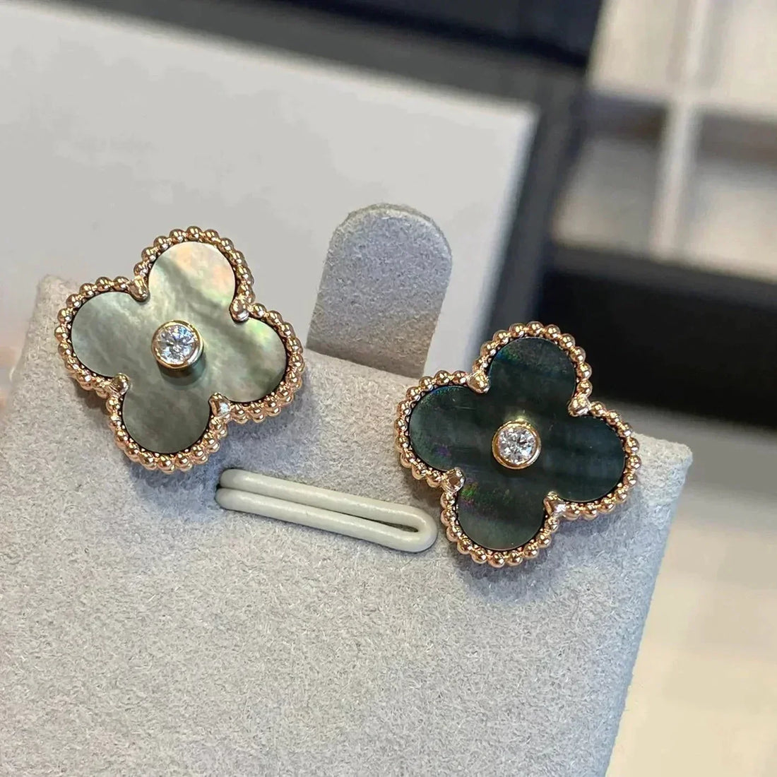 [Avelora Jewelry ]CLOVER MEDIUM 1 MOTIFS GRAY MOP  DIAMOND EARRINGS