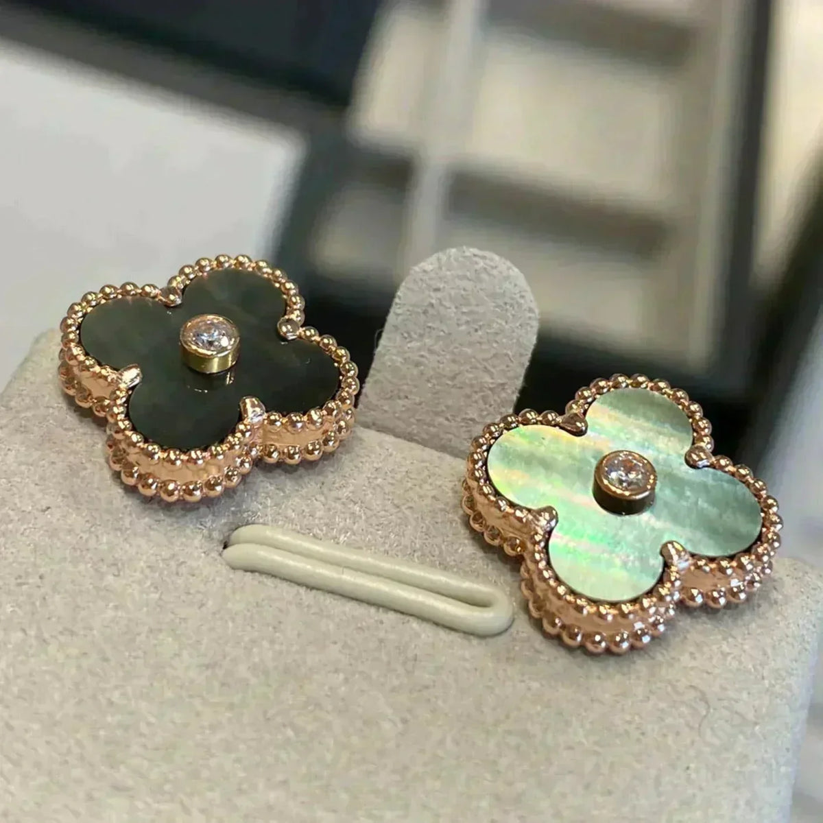 [Avelora Jewelry ]CLOVER MEDIUM 1 MOTIFS GRAY MOP  DIAMOND EARRINGS