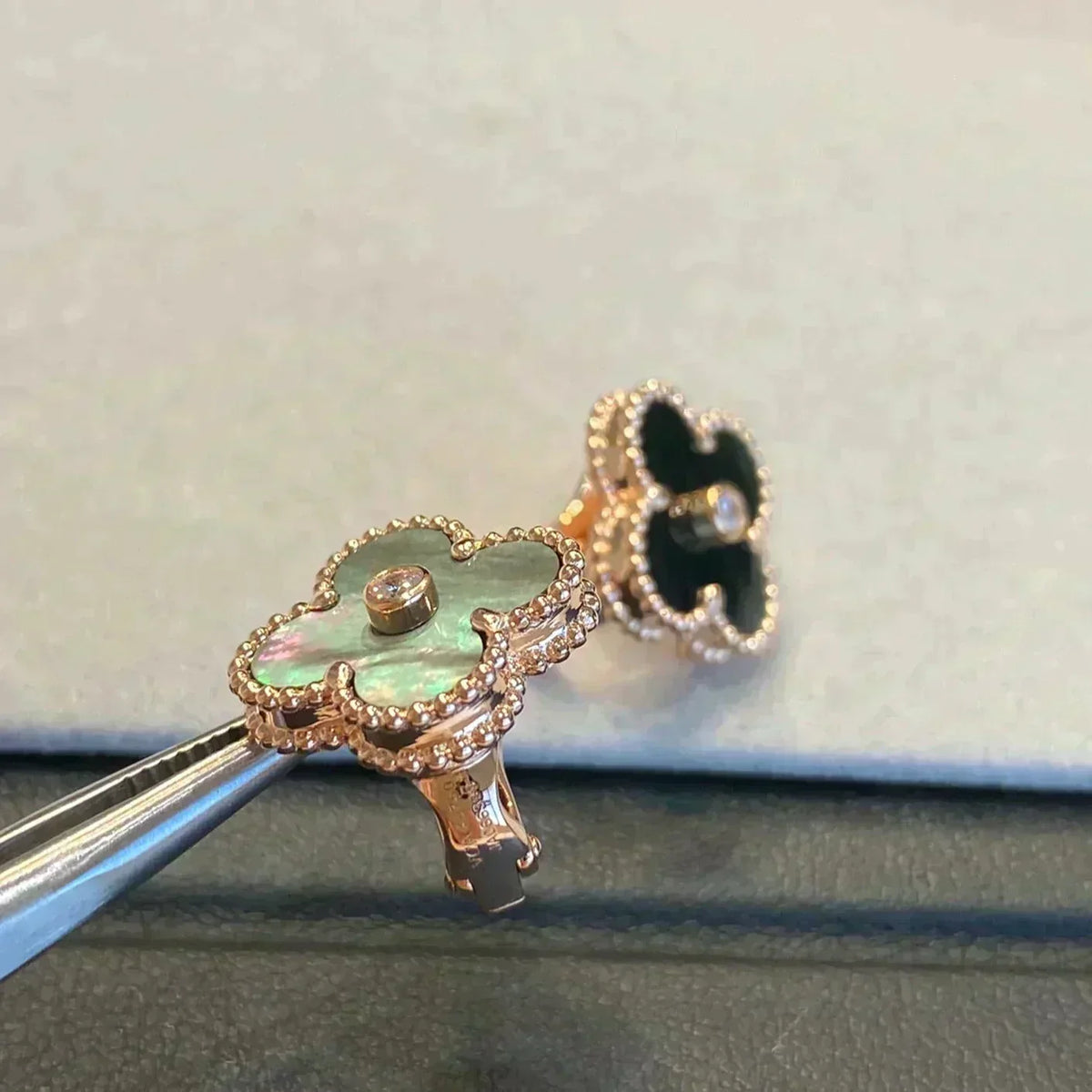 [Avelora Jewelry ]CLOVER MEDIUM 1 MOTIFS GRAY MOP  DIAMOND EARRINGS