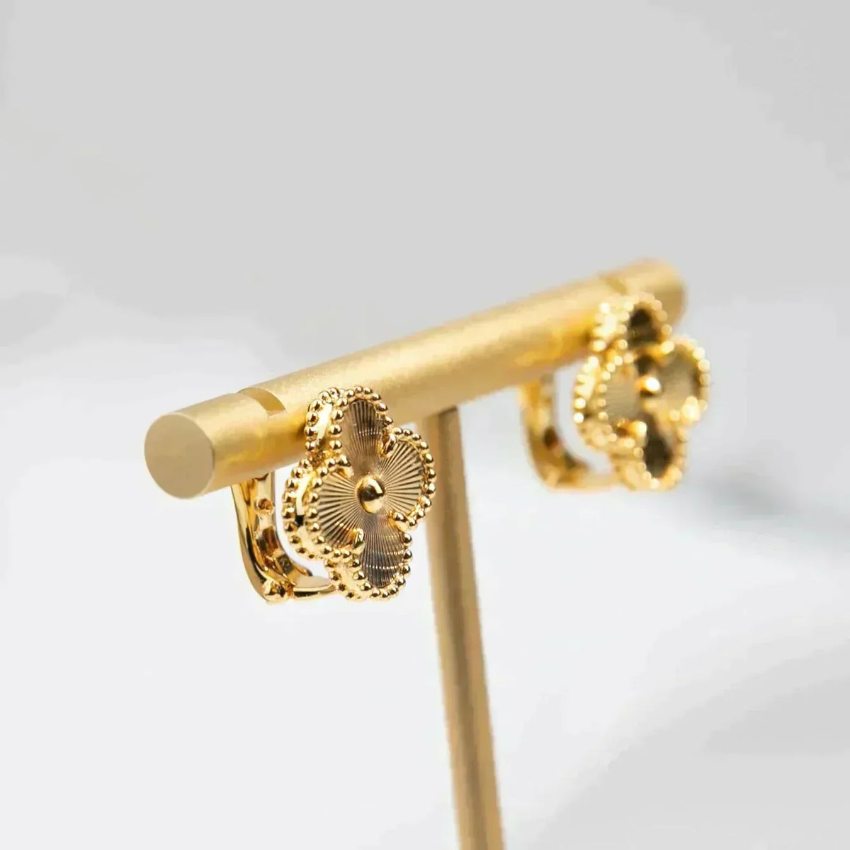 [Avelora Jewelry ]CLOVER MEDIUM 1 MOTIFS LASER EARRINGS