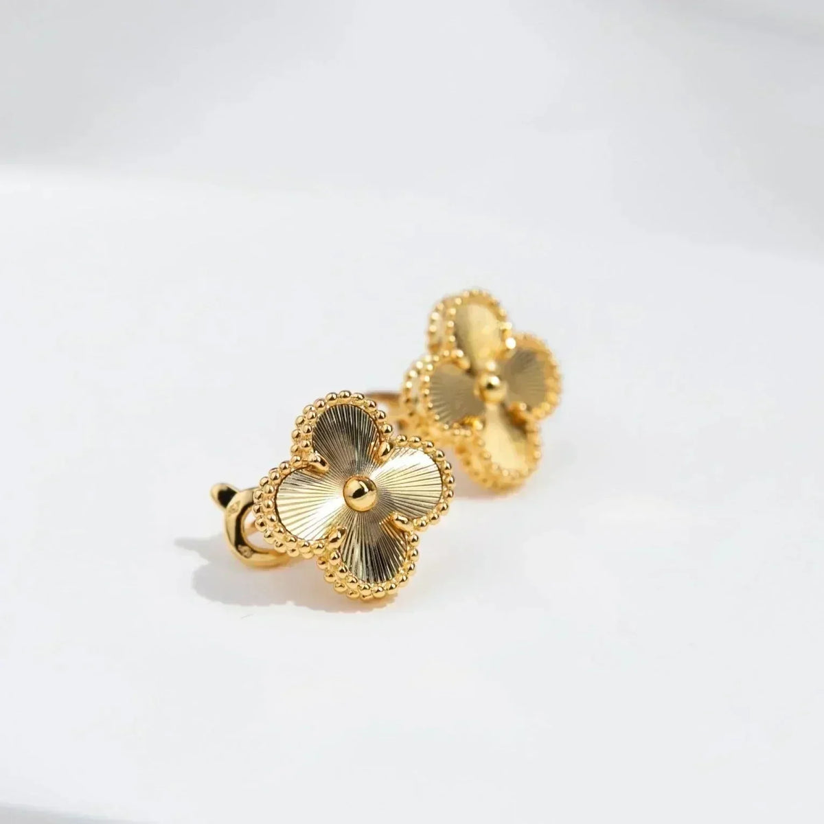 [Avelora Jewelry ]CLOVER MEDIUM 1 MOTIFS LASER EARRINGS