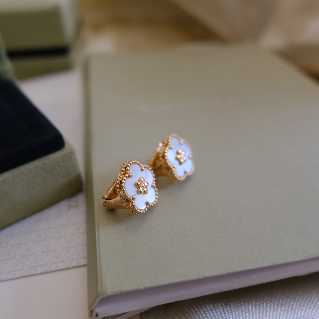 [Avelora Jewelry ]LUCKY PINK GOLD WHITE MOP EARRINGS