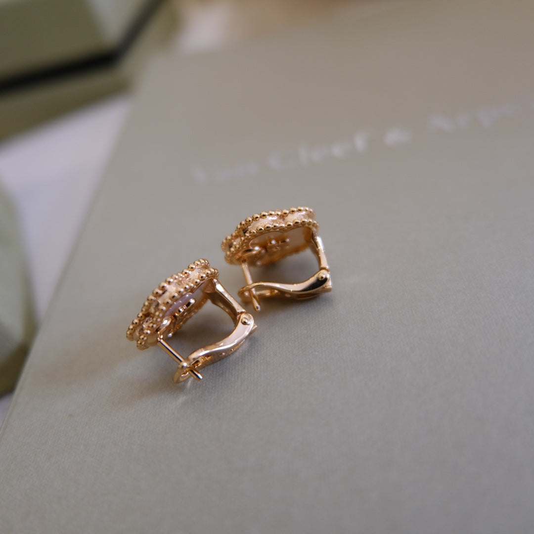[Avelora Jewelry ]LUCKY PINK GOLD WHITE MOP EARRINGS