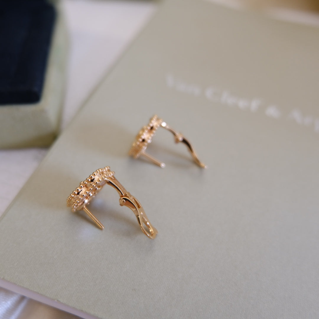 [Avelora Jewelry ]LUCKY PINK GOLD WHITE MOP EARRINGS