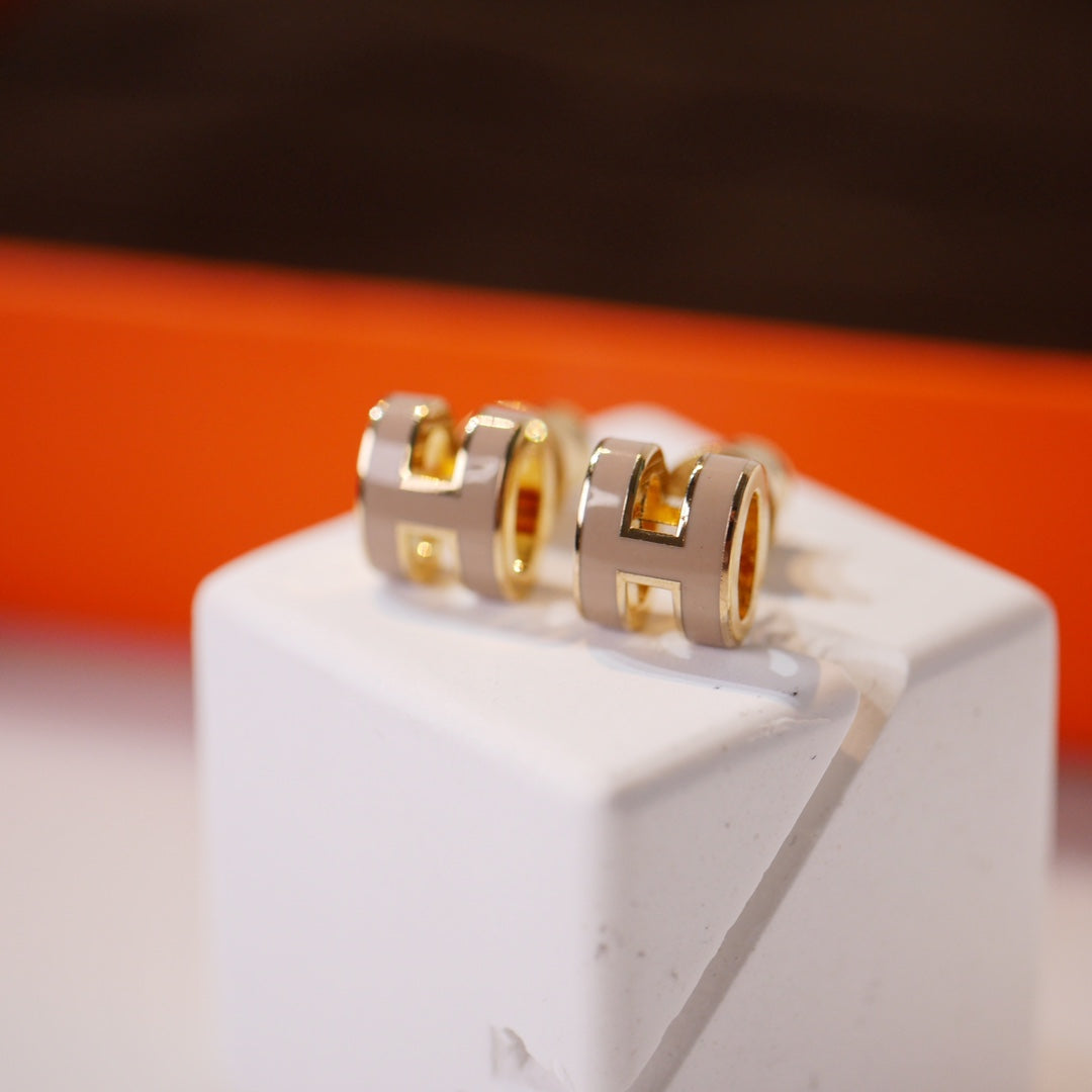 [Avelora]MINI POP H GOLD EARRINGS GREY