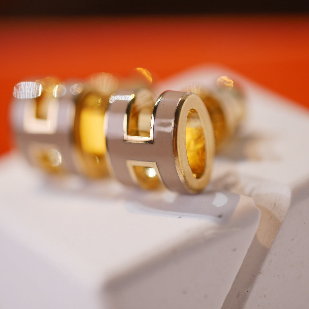 [Avelora Jewelry ]MINI POP H GOLD EARRINGS GREY