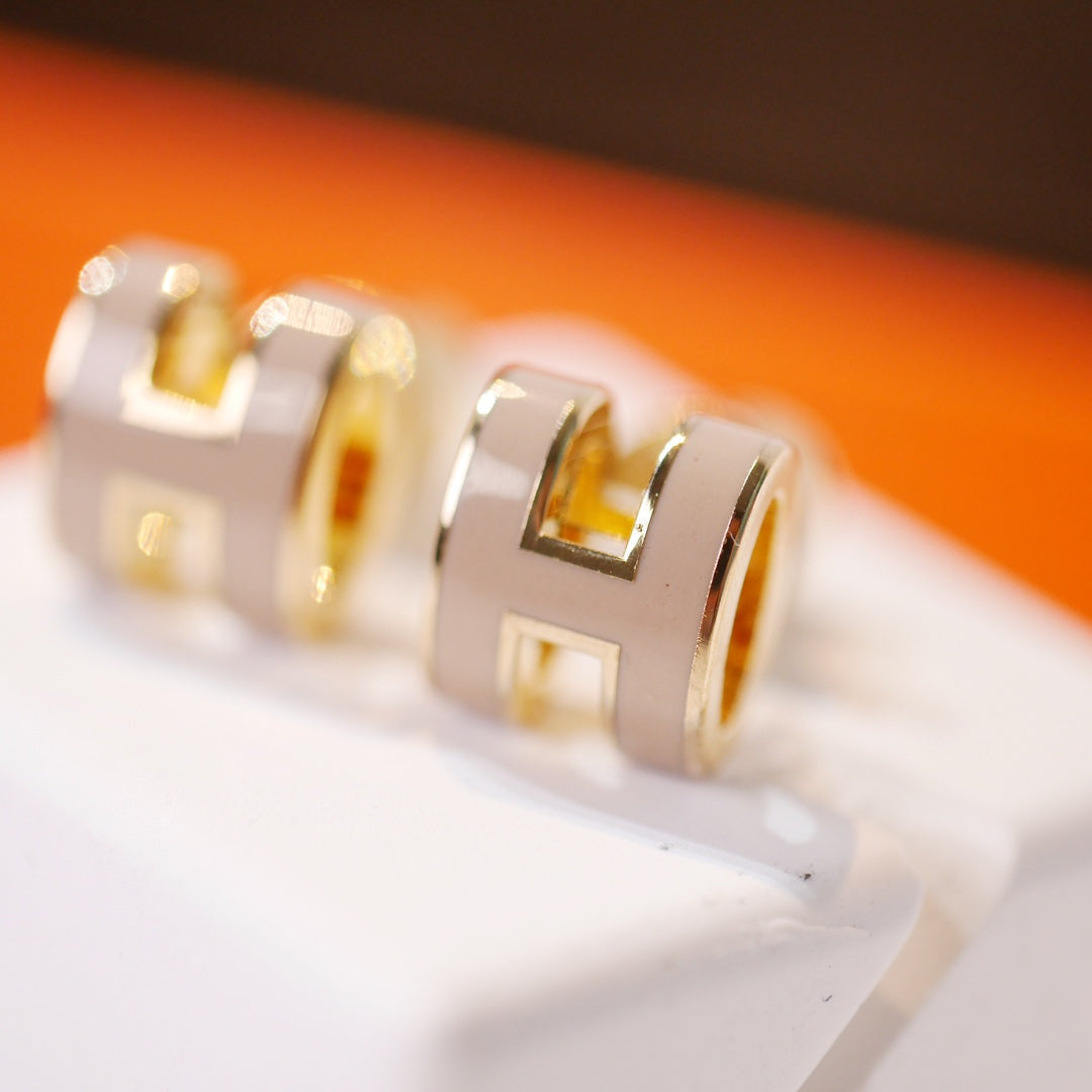 [Avelora Jewelry ]MINI POP H GOLD EARRINGS GREY