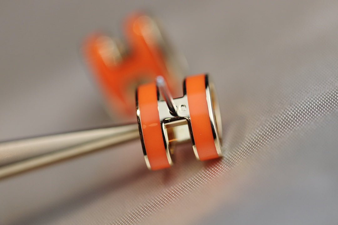 [Avelora Jewelry ]MINI POP H EARRINGS ORANGE