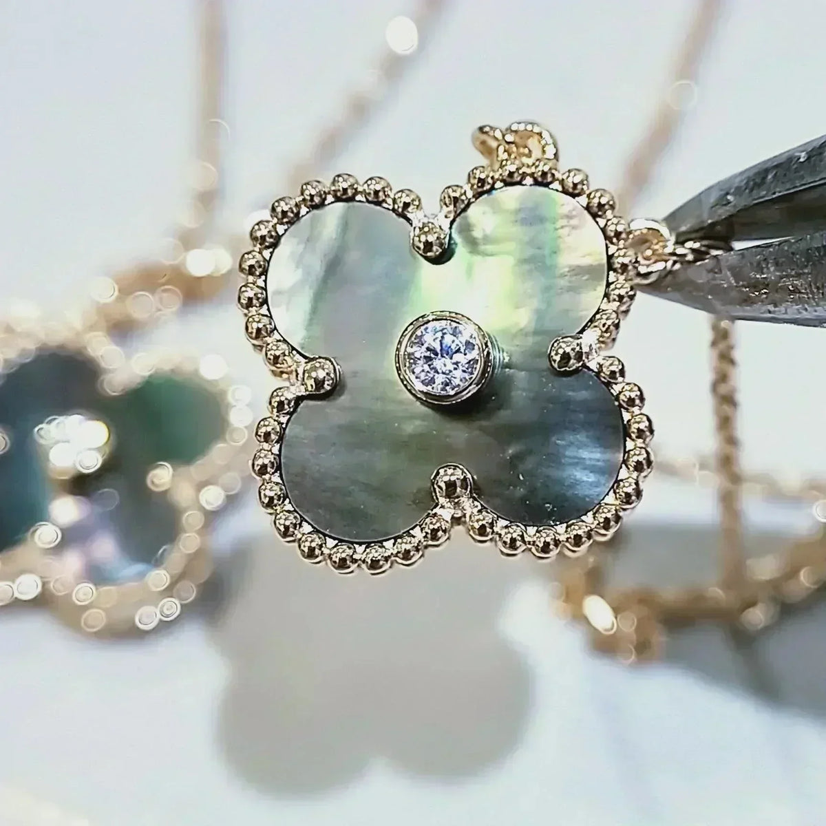 [Avelora Jewelry ]CLOVER 15MM DIAMOND AND MOTHER-OF-GREY NECKLACE