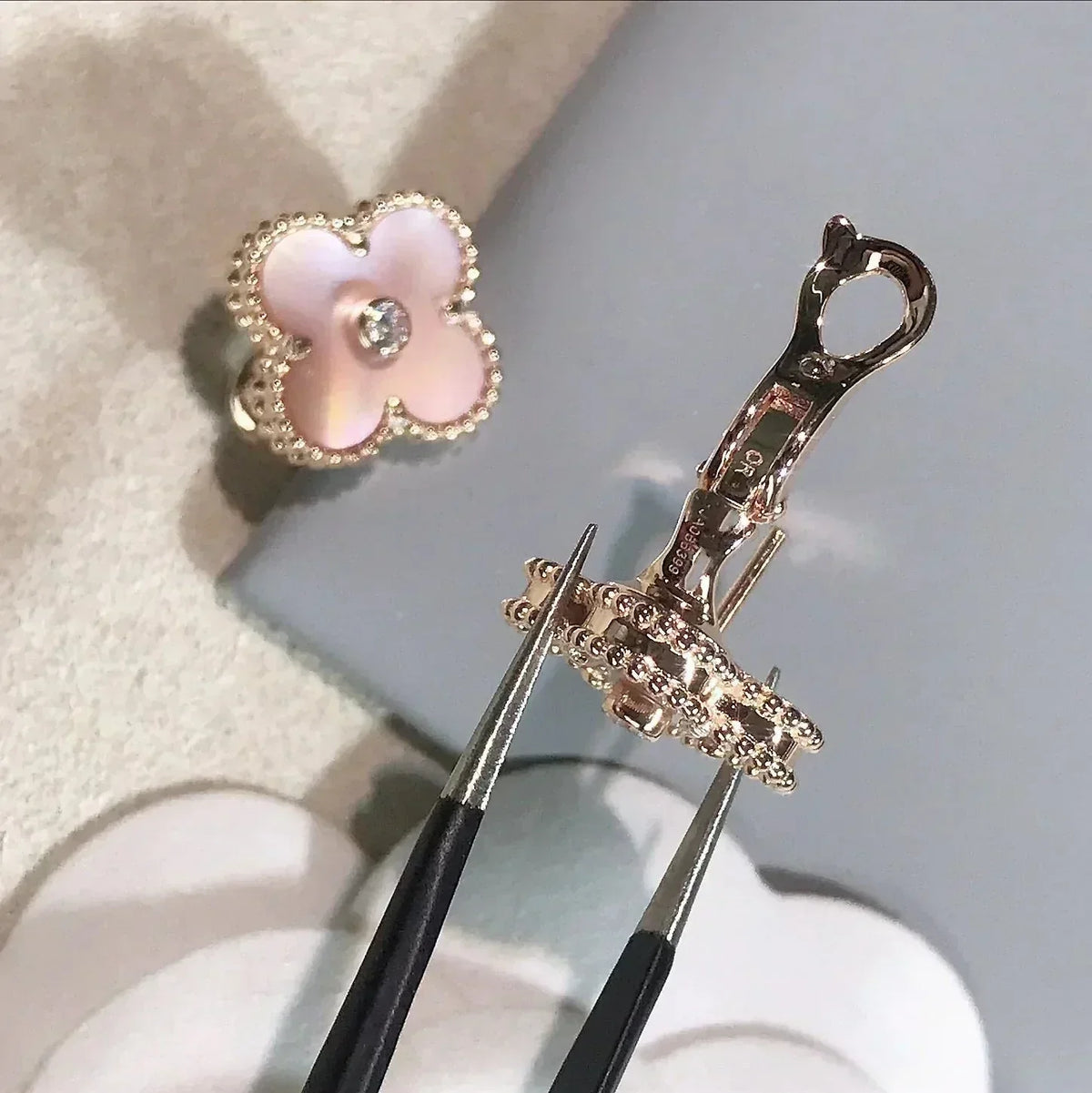 [Avelora Jewelry ]CLOVER MEDIUM 1 MOTIFS  PINK MOP DIAMOND EARRINGS