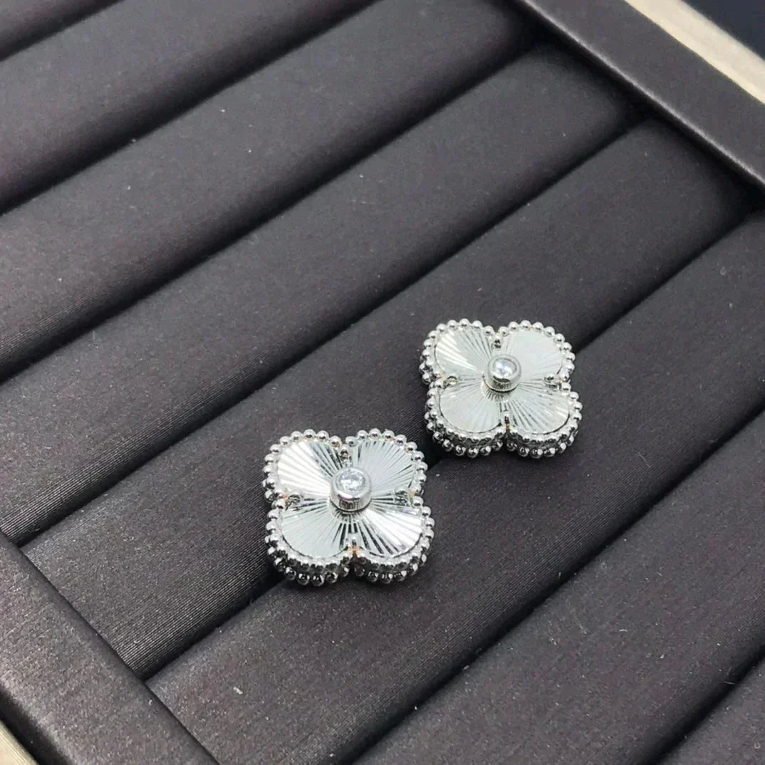 [Avelora Jewelry ]CLOVER MINI 9.5MM LASER EARRINGS