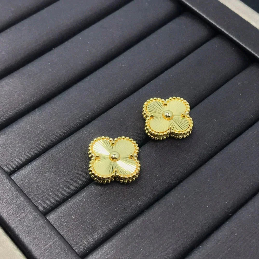 [Avelora Jewelry ]CLOVER MINI 9.5MM LASER EARRINGS