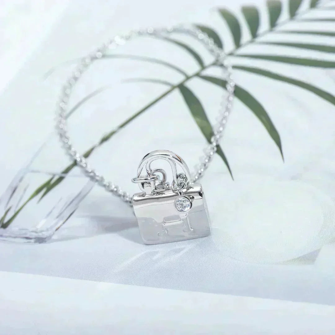 [Avelora Jewelry ]AMULETTE PEDANT SILVER NECKLACE