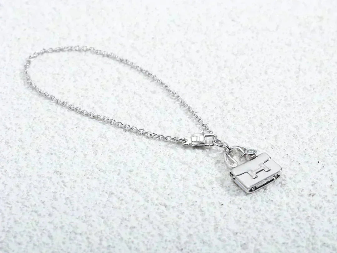 [Avelora Jewelry ]AMULETTE PEDANT SILVER NECKLACE