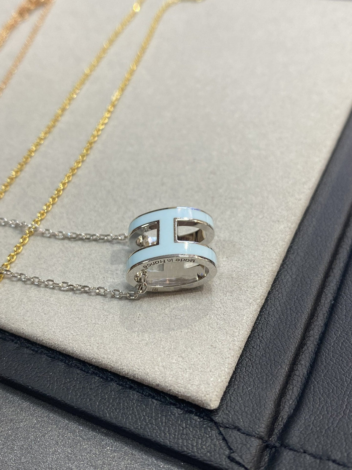 [Avelora Jewelry ]POP H LIGHT BLUE NECKLACE
