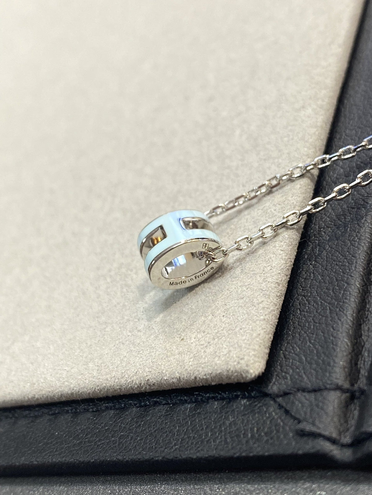 [Avelora Jewelry ]POP H LIGHT BLUE NECKLACE
