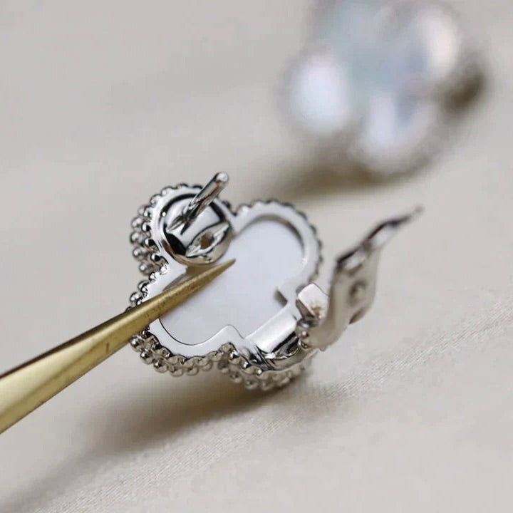 [Avelora Jewelry ]CLOVER MEDIUM 1 MOTIFS  WHITE MOP EARRINGS SILVER