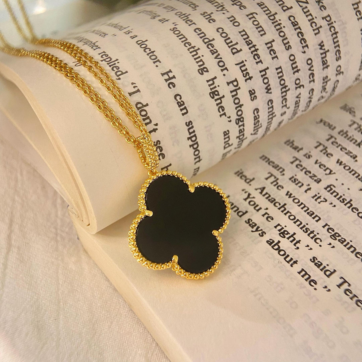 [Avelora Jewelry ]CLOVER 25MM NECKLACE GOLD ONYX