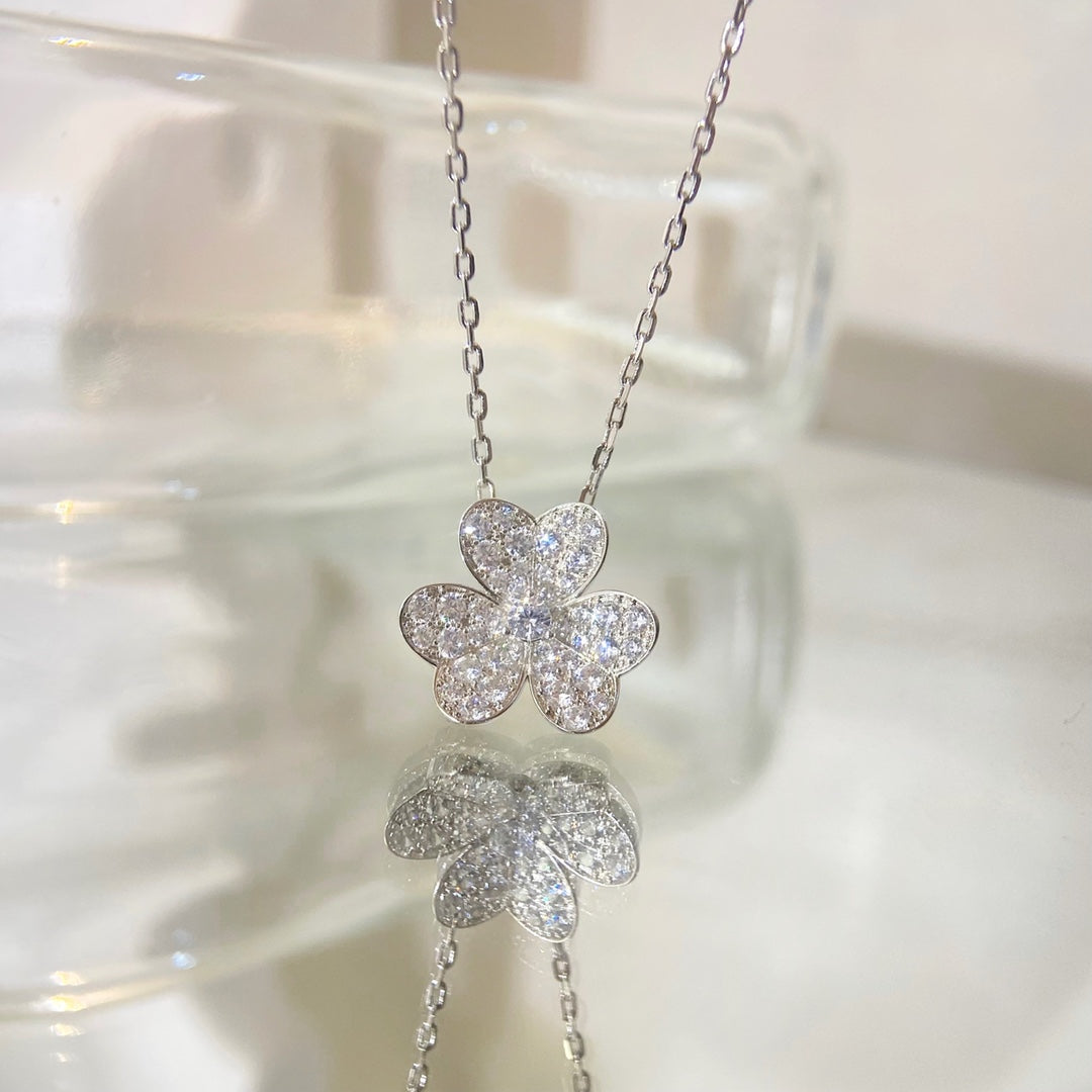[Avelora]PAVÉ DIAMOND FLOWER CHARM NECKLACE
