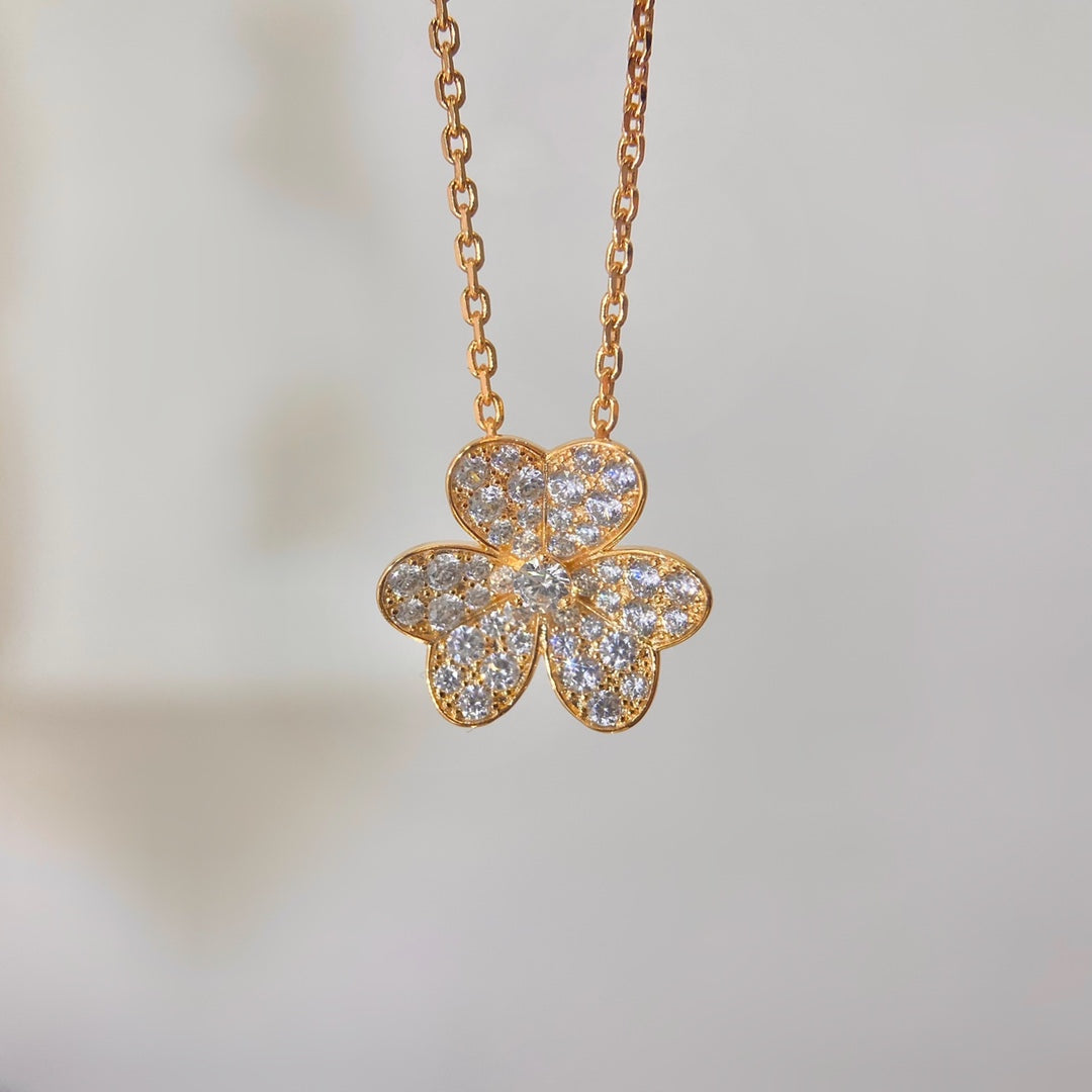 [Avelora]PAVÉ DIAMOND FLOWER CHARM NECKLACE