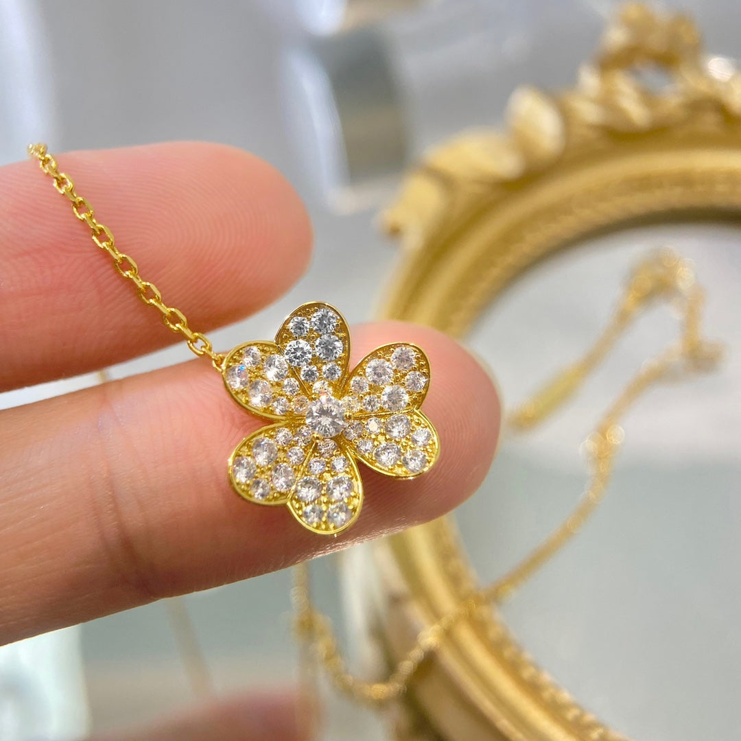 [Avelora]PAVÉ DIAMOND FLOWER CHARM NECKLACE