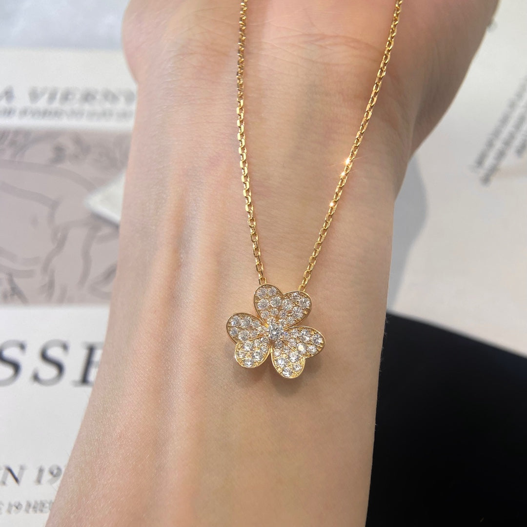 [Avelora]PAVÉ DIAMOND FLOWER CHARM NECKLACE