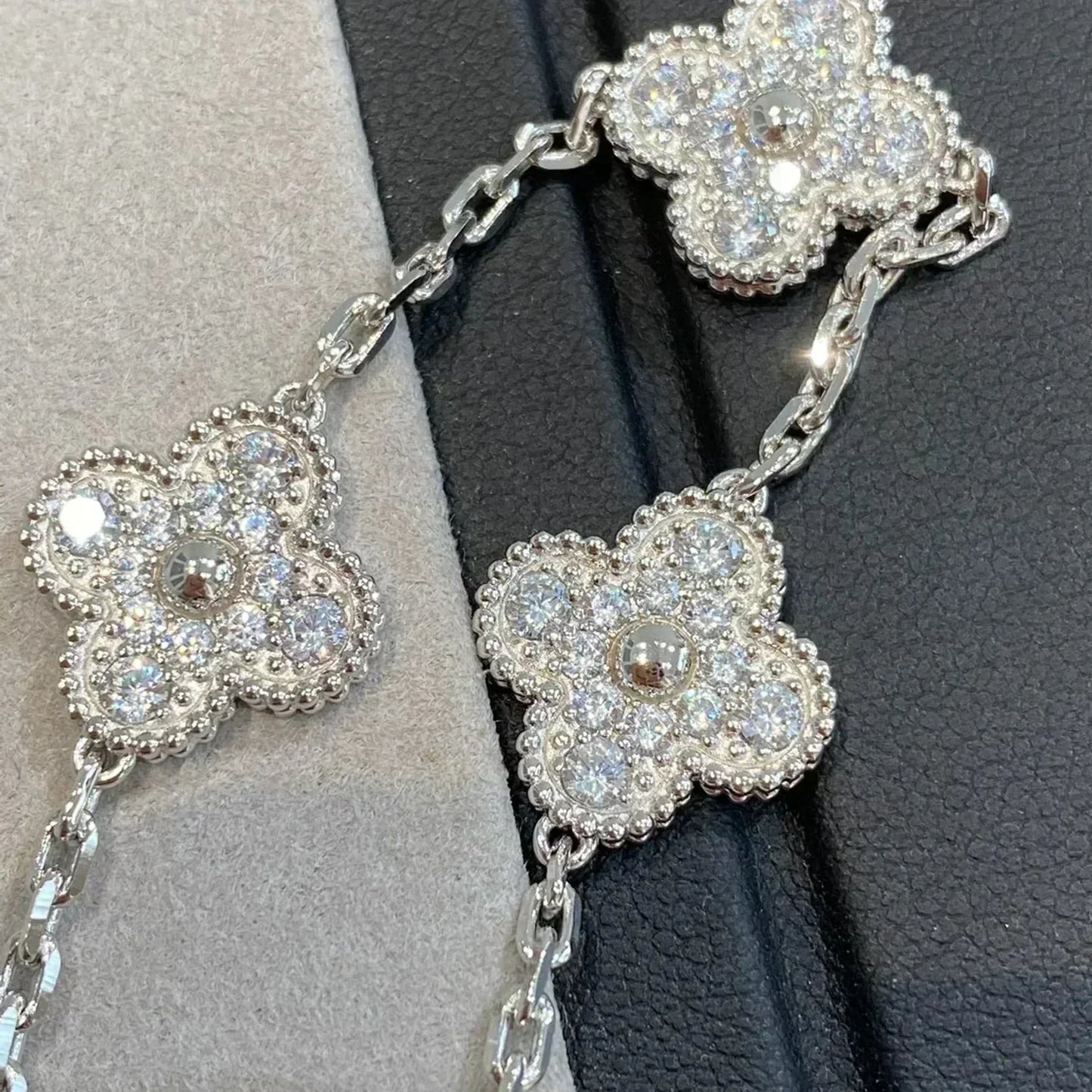 [Avelora]LUCKY CLOVER 5-MOTIF BRACELET - FULL-DIAMOND