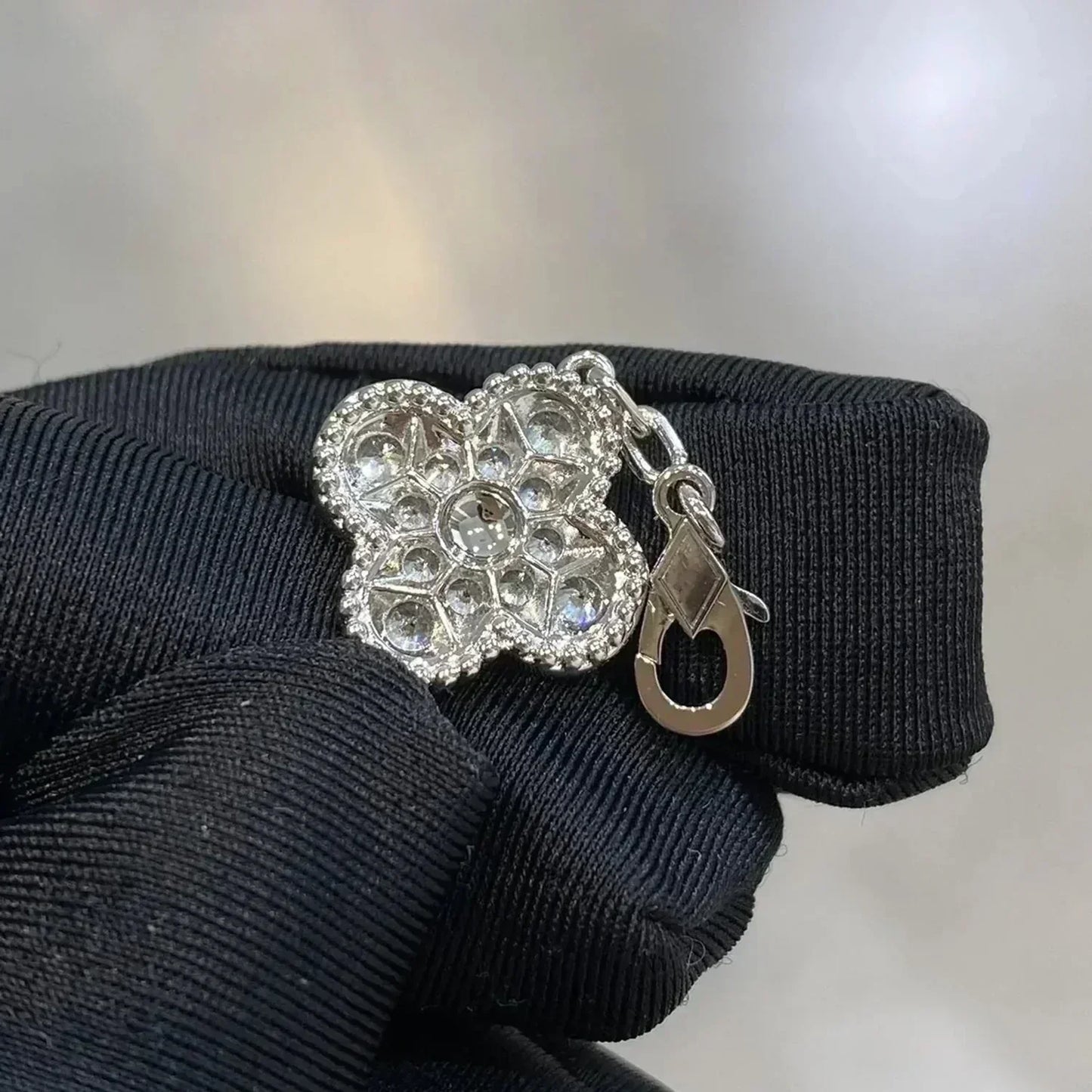 [Avelora]LUCKY CLOVER 5-MOTIF BRACELET - FULL-DIAMOND