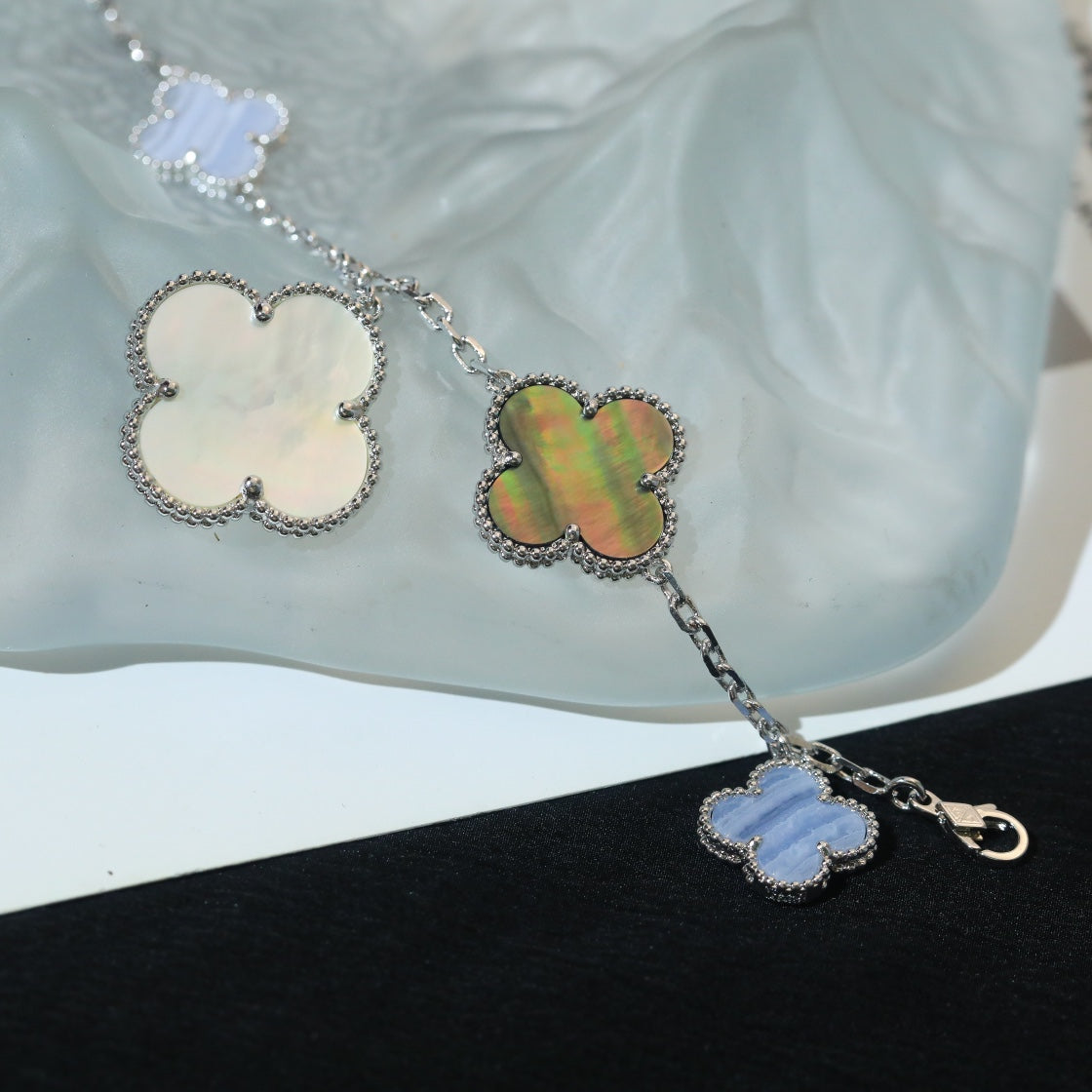 [Avelora Jewelry ]CLOVER BRACELET 5 MOTIFS MOP CHALCEDONY SILVER