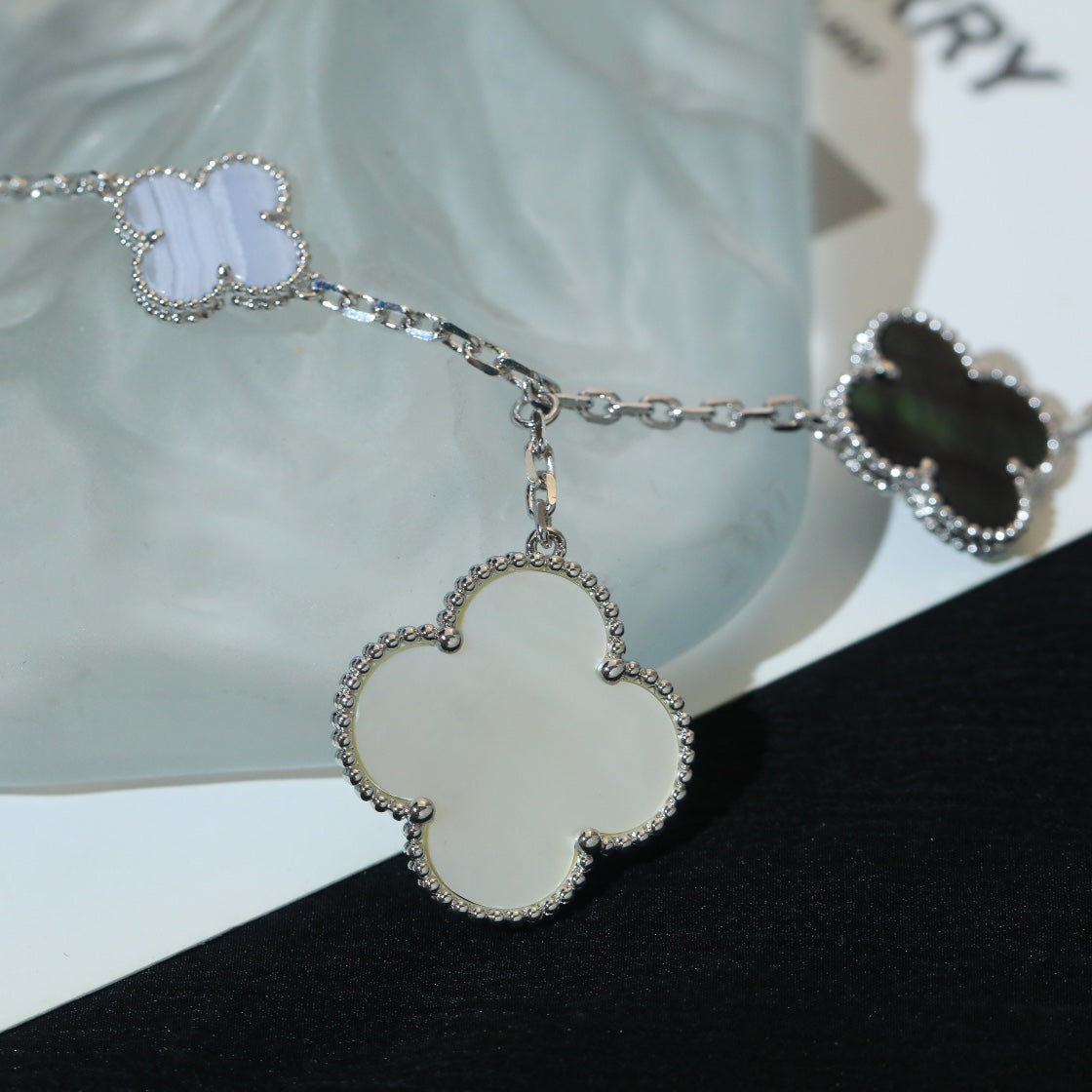 [Avelora Jewelry ]CLOVER BRACELET 5 MOTIFS MOP CHALCEDONY SILVER