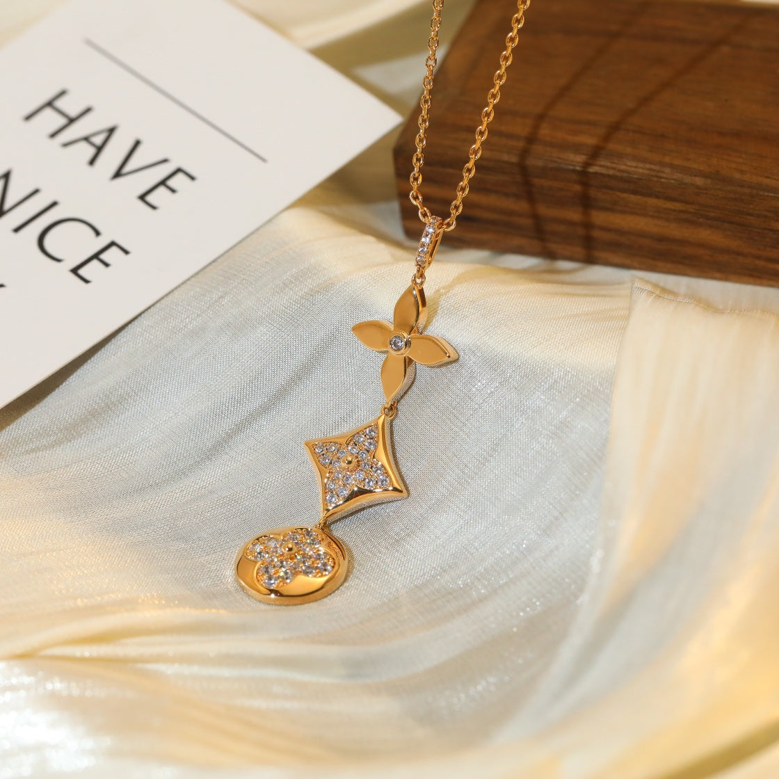 [Avelora Jewelry ]STAR AND SUN DIAMOND PINK GOLD NECKLACE