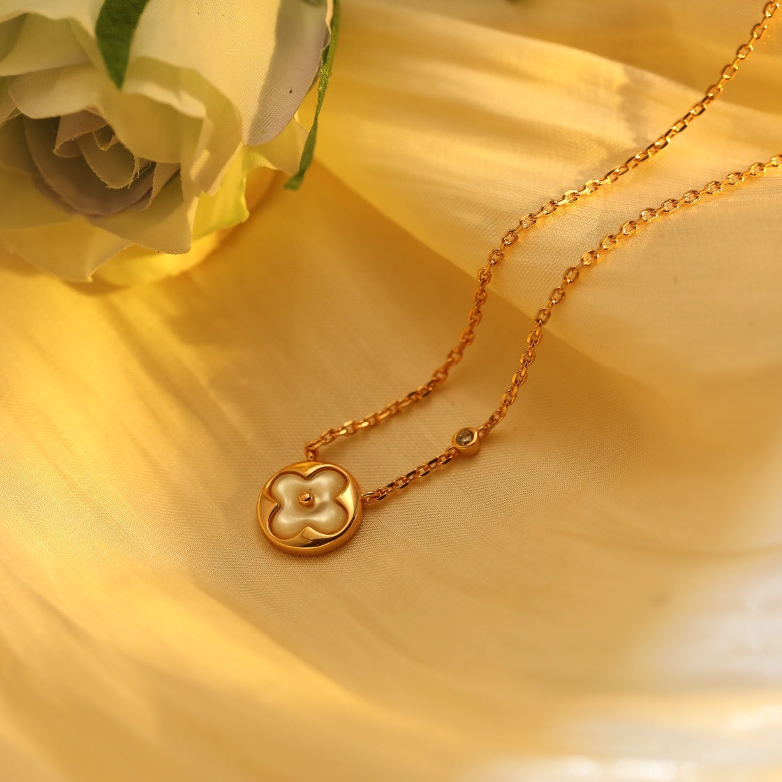 [Avelora Jewelry ]SUN PEDANT PINK GOLD 1 DIAMOND NECKLACE