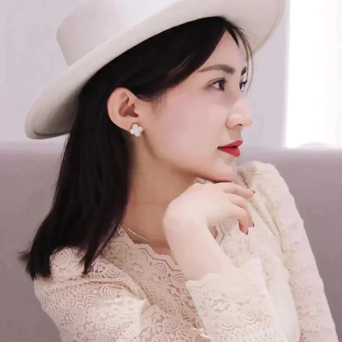 [Avelora Jewelry ]CLOVER MEDIUM 1 MOTIFS  WHITE MOP STUD EARRINGS