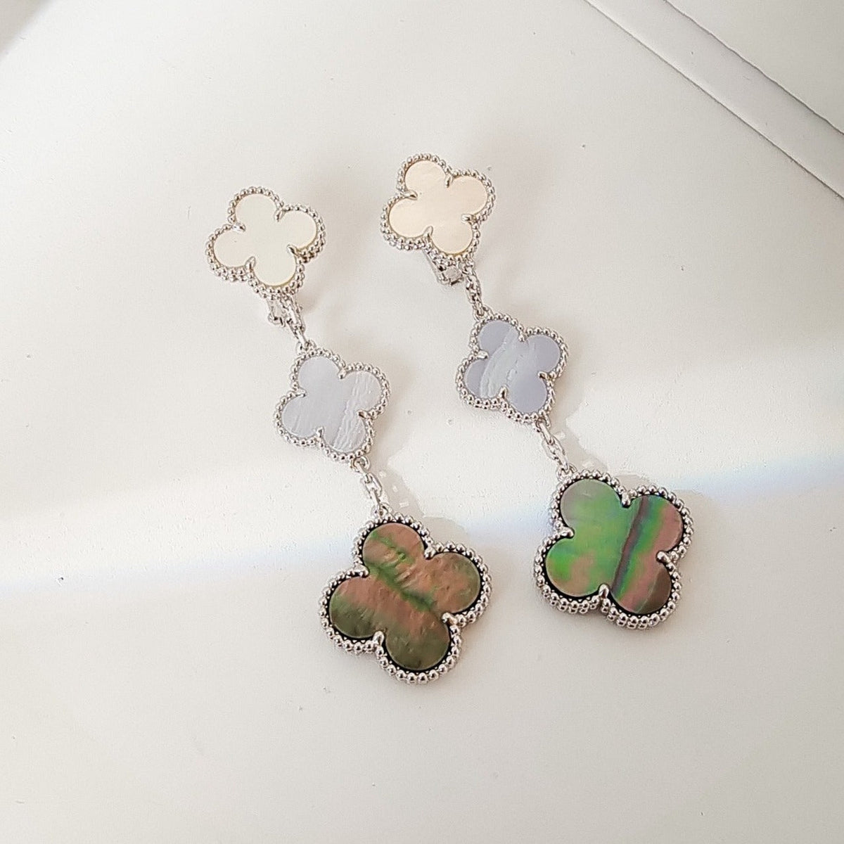 [Avelora Jewelry ]CLOVER 3 MOTIFS CHALCEDONY DARK MOP SILVER EARRINGS