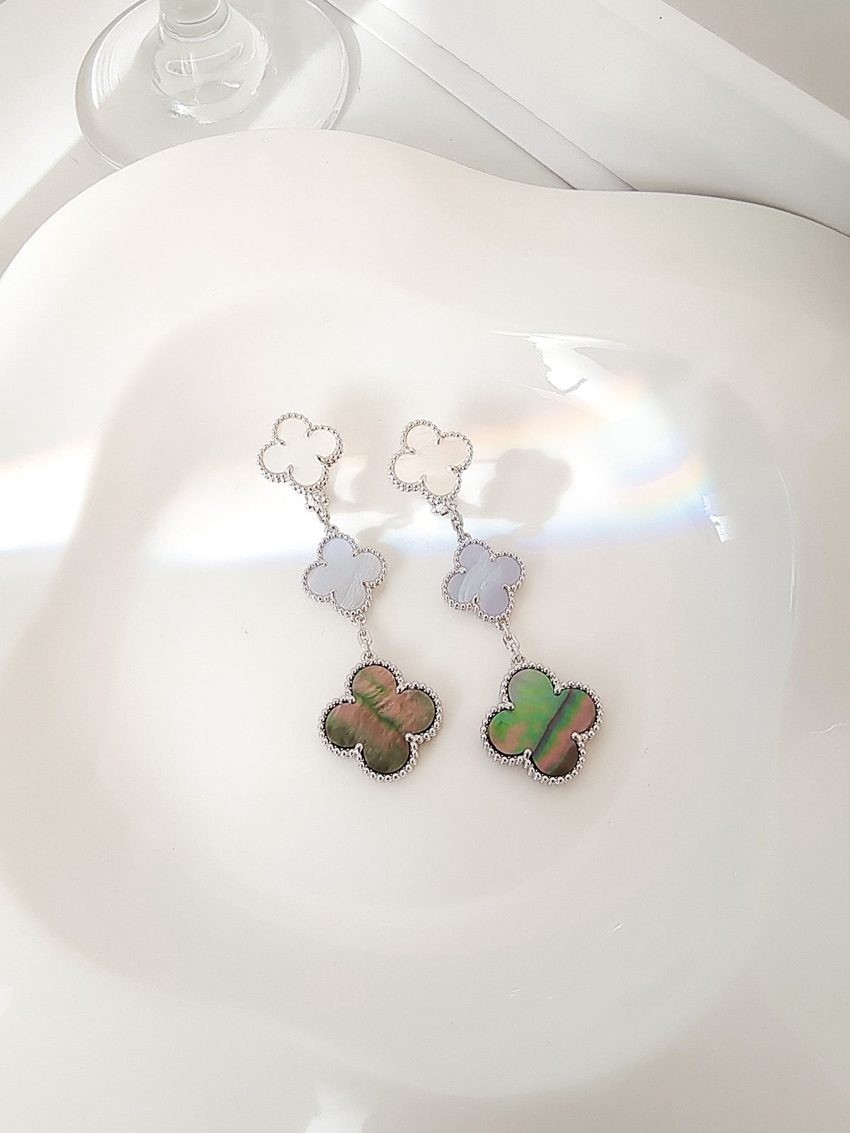 [Avelora Jewelry ]CLOVER 3 MOTIFS CHALCEDONY DARK MOP SILVER EARRINGS