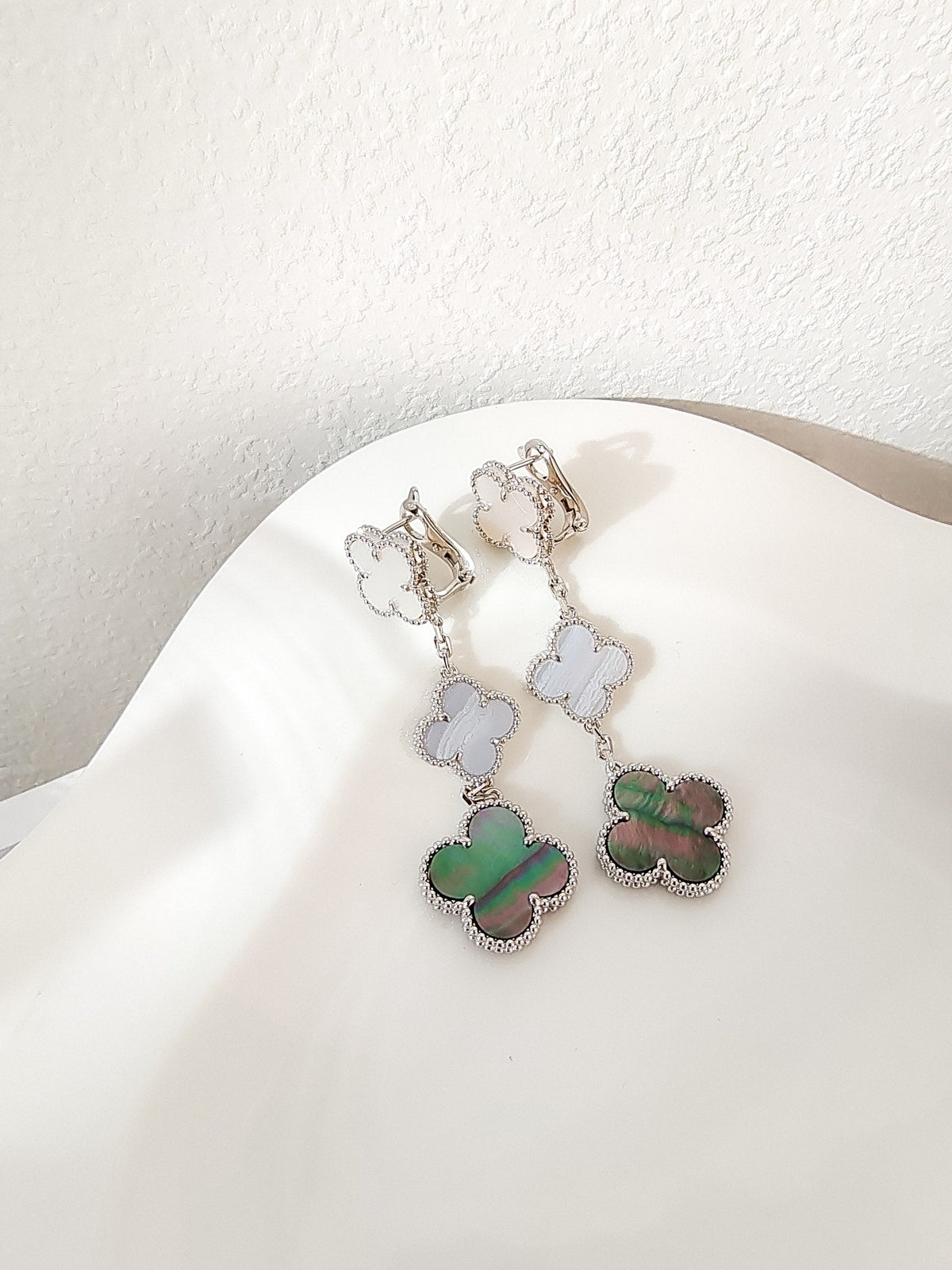 [Avelora Jewelry ]CLOVER 3 MOTIFS CHALCEDONY DARK MOP SILVER EARRINGS