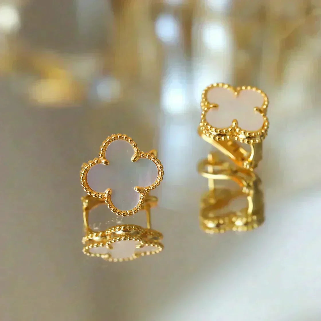 [Avelora Jewelry ]CLOVER MEDIUM 1 MOTIFS  WHITE MOP STUD EARRINGS