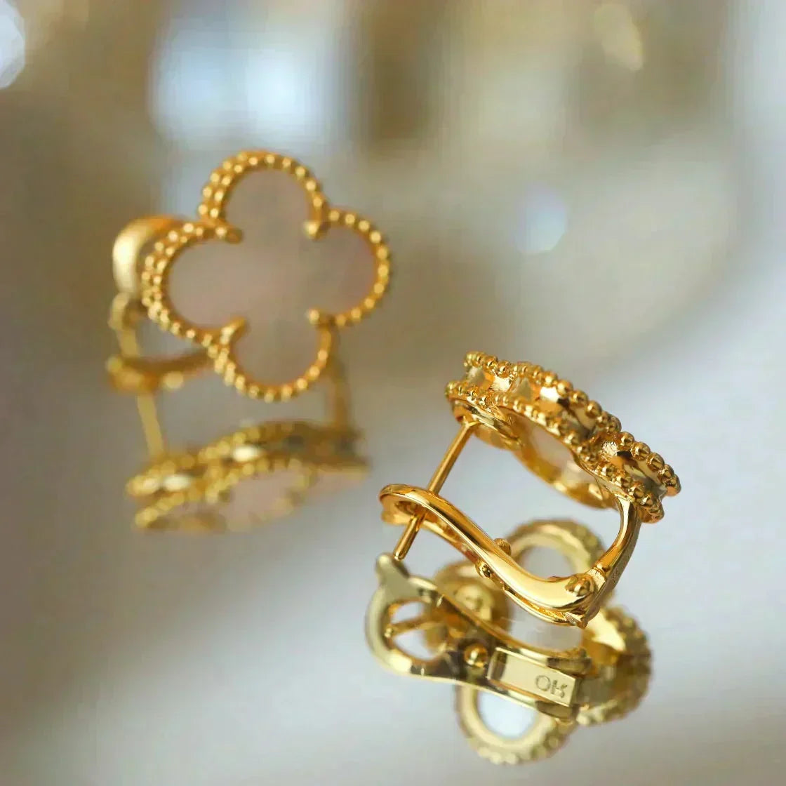 [Avelora Jewelry ]CLOVER MEDIUM 1 MOTIFS  WHITE MOP STUD EARRINGS