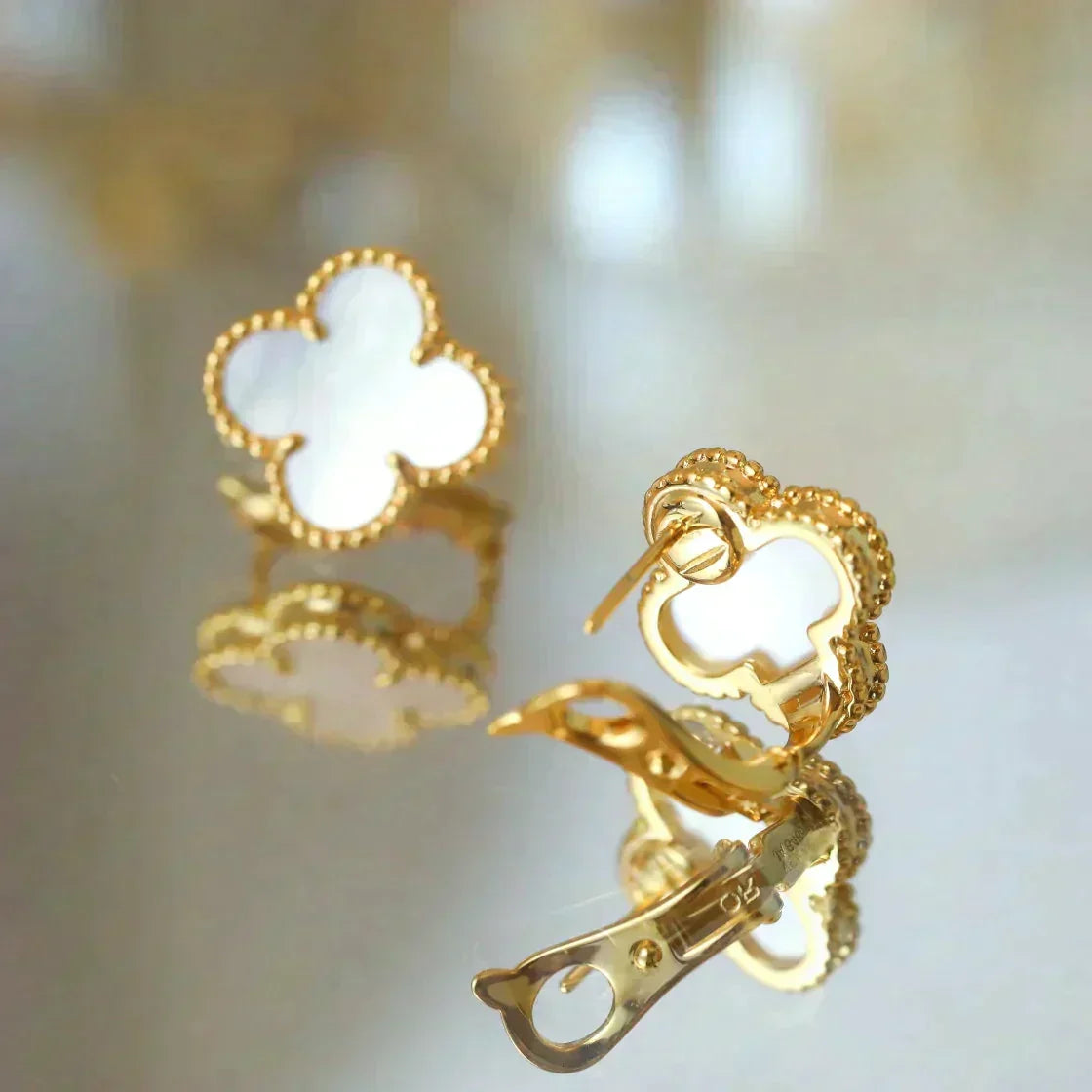 [Avelora Jewelry ]CLOVER MEDIUM 1 MOTIFS  WHITE MOP STUD EARRINGS