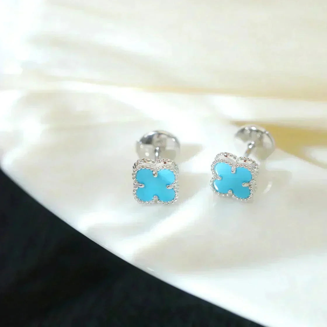 [Avelora Jewelry ]CLOVER MINI 9.5MM ONYX STUD EARRINGS SILVER