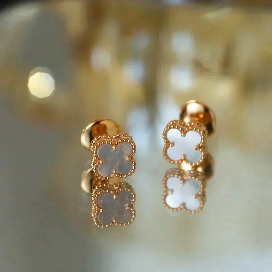 [Avelora Jewelry ]CLOVER MINI 9.5MM WHITE MOP EARRINGS