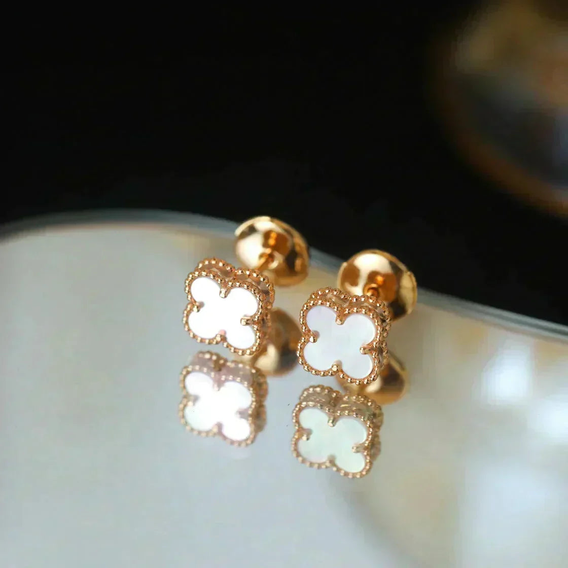 [Avelora Jewelry ]CLOVER MINI 9.5MM WHITE MOP EARRINGS