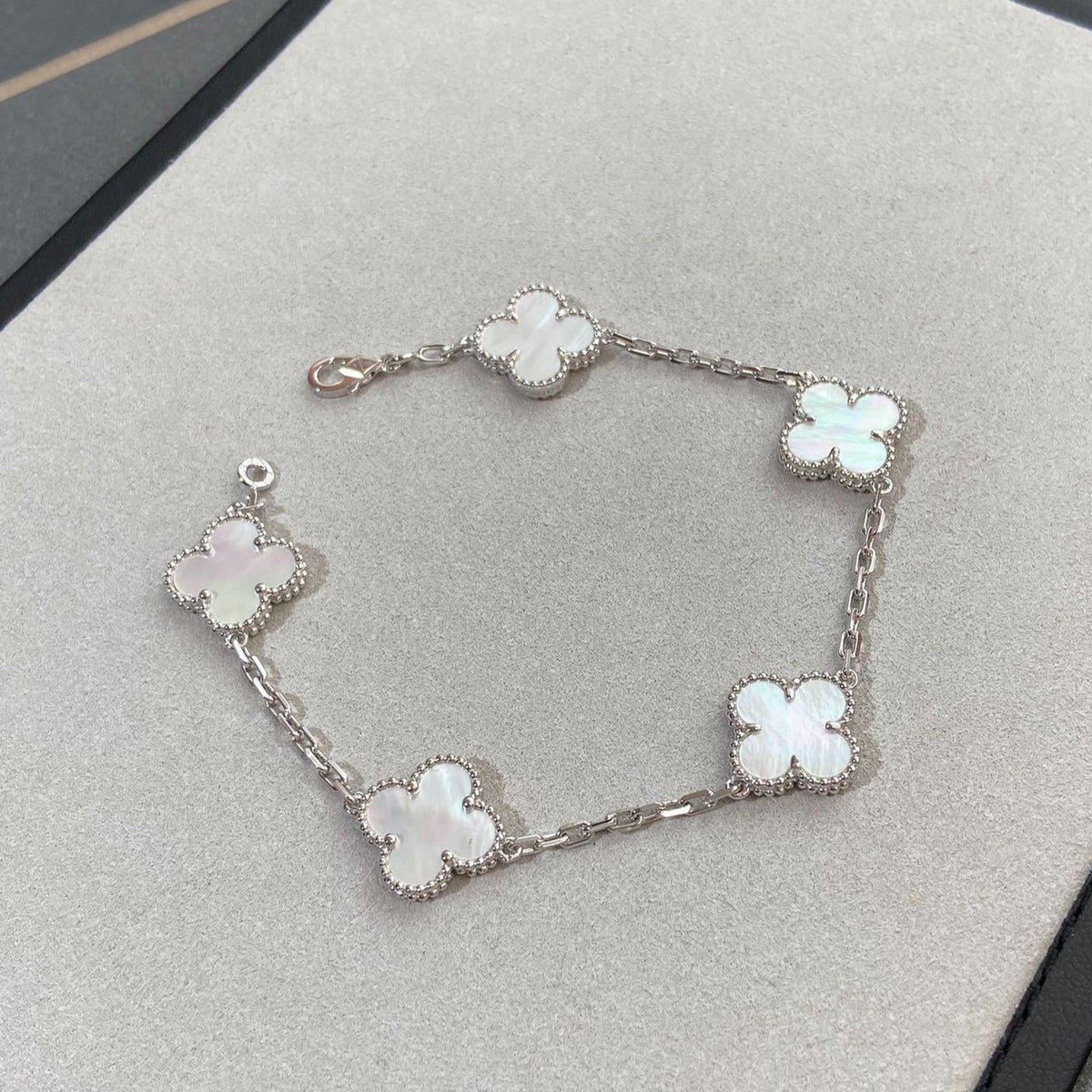 [Avelora Jewelry ]CLOVER WHITE PEARL MOP 5 MOTIF BRACELET COLLECTION