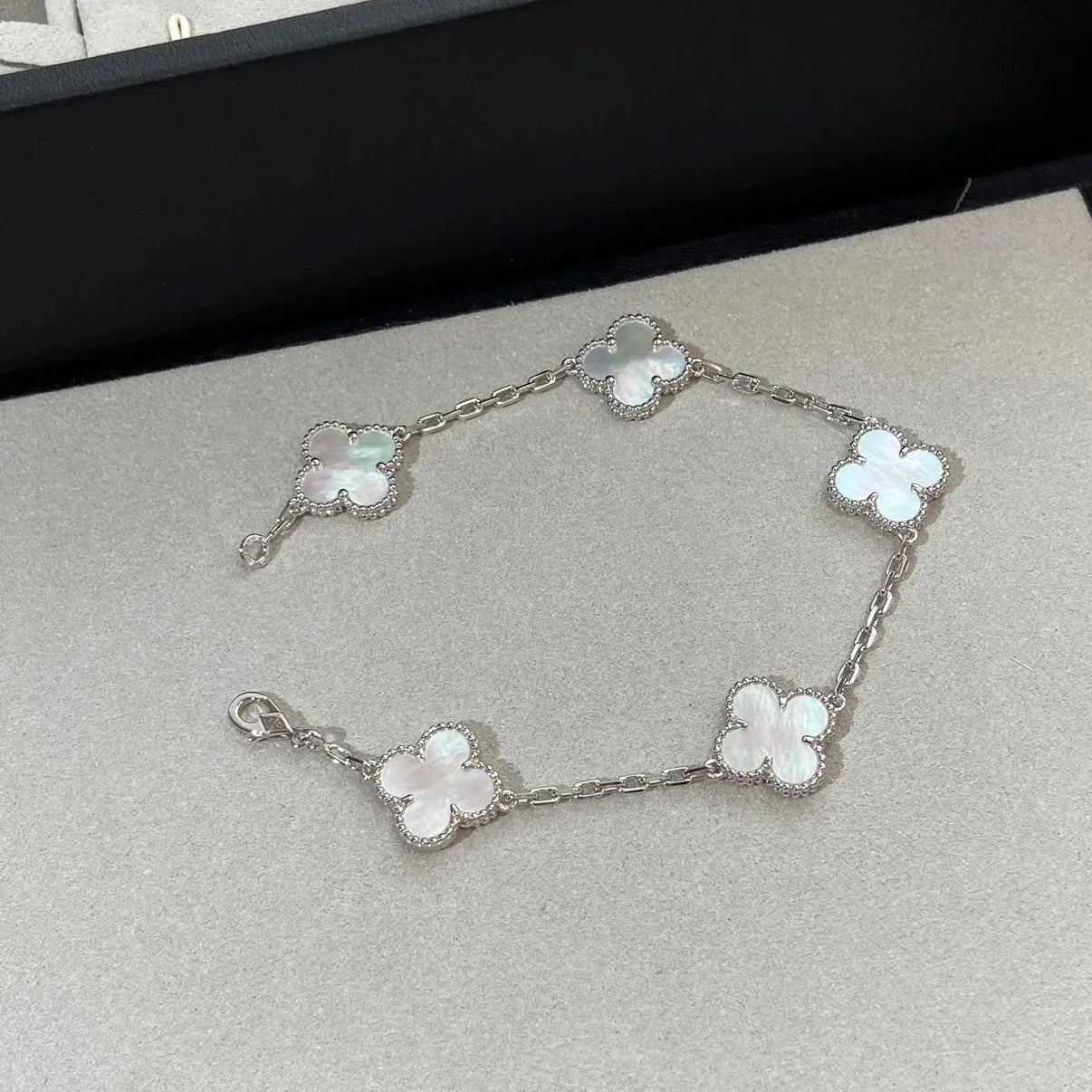[Avelora]LUCKY CLOVER 5-MOTIF BRACELET - WHITE MOTHER-OF-PEARL COLLECTION