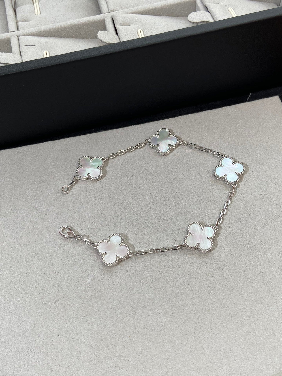 [Avelora Jewelry ]CLOVER WHITE PEARL MOP 5 MOTIF BRACELET COLLECTION