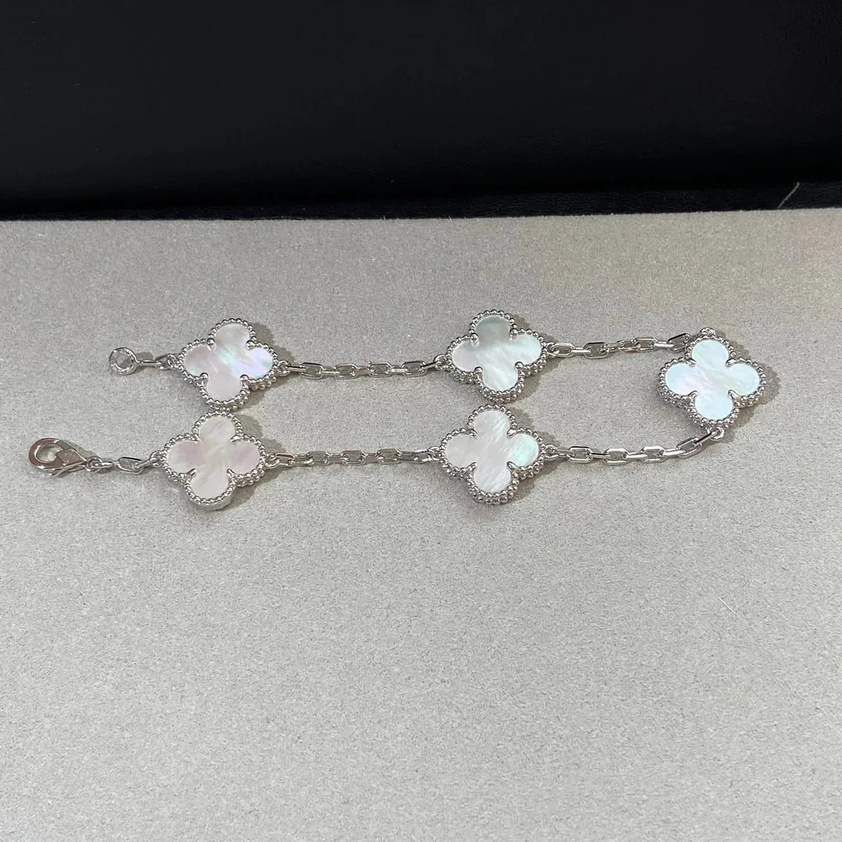 [Avelora]LUCKY CLOVER 5-MOTIF BRACELET - WHITE MOTHER-OF-PEARL COLLECTION